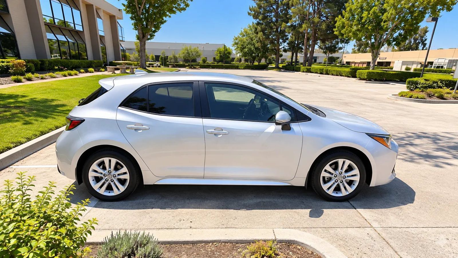 Used 2021 Toyota Corolla SE w/ Carpet Mat Package (TMS) FWD image 6