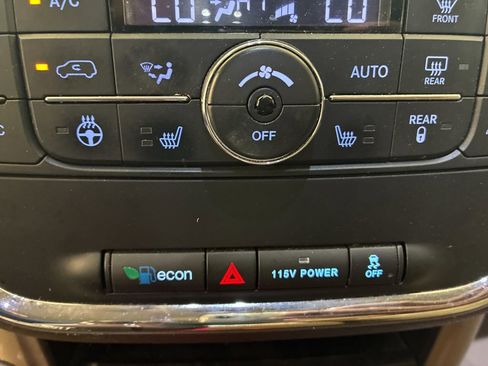 Used 2016 Chrysler Town & Country Touring w/ Driver Convenience Group FWD image 17