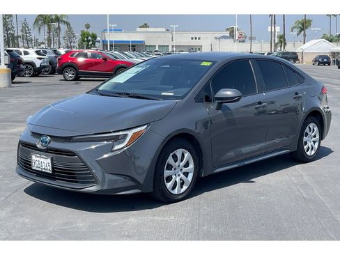 Used 2023 Toyota Corolla LE FWD image 2