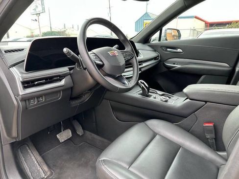 Used 2025 Cadillac XT4 Premium Luxury image 9