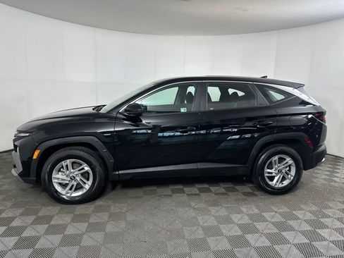 Certified 2025 Hyundai Tucson SE image 6