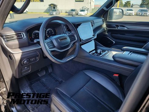 Used 2024 Jeep Wagoneer L Series II w/ Flexible Seating Group AWD/4WD image 17