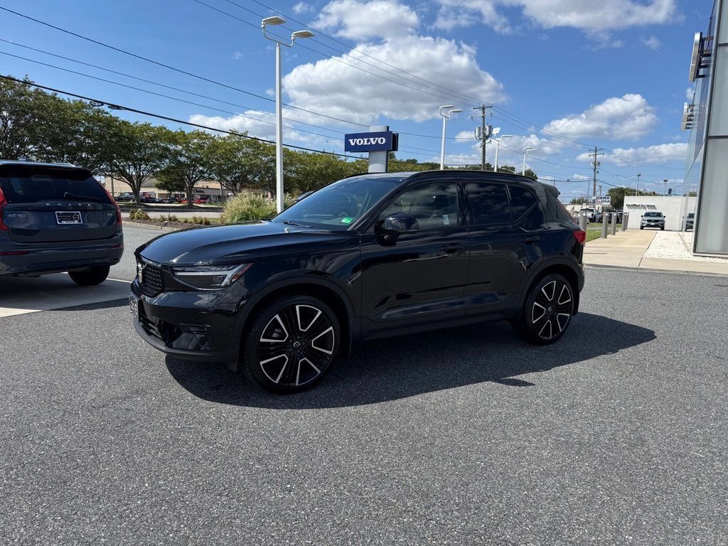 Used 2025 Volvo XC40 B5 Plus AWD/4WD image 2