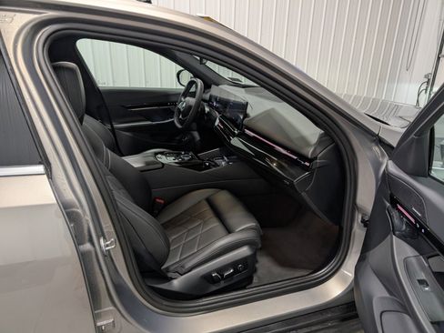 Used 2024 BMW 530i xDrive image 29
