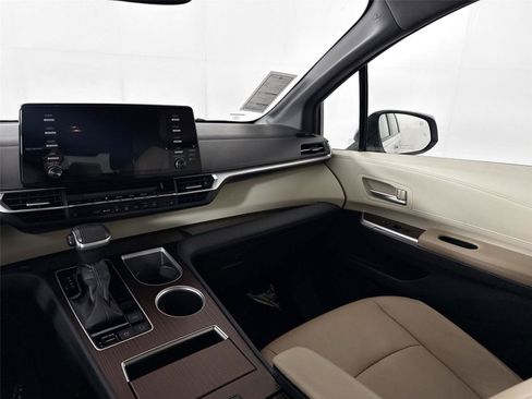 Certified 2023 Toyota Sienna XLE image 32