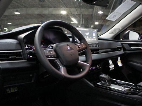 New 2025 Mitsubishi Outlander SE image 5