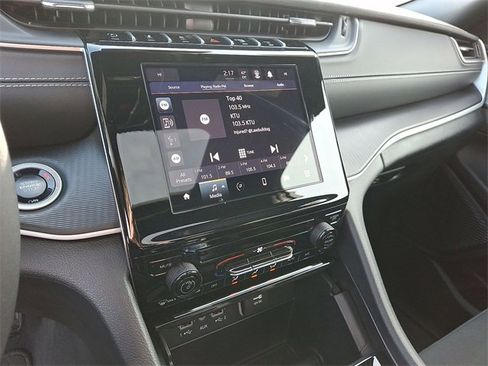 Used 2025 Jeep Grand Cherokee Laredo X image 14