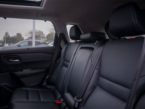 Used 2022 Nissan Rogue SV w/ SV Premium Package image 27