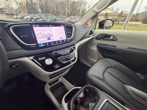 Used 2024 Chrysler Pacifica Touring-L image 22