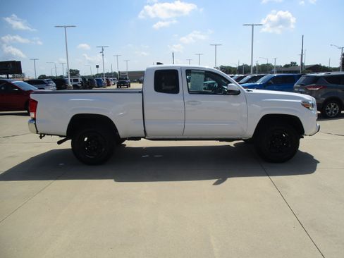 Used 2017 Toyota Tacoma SR5 RWD image 8