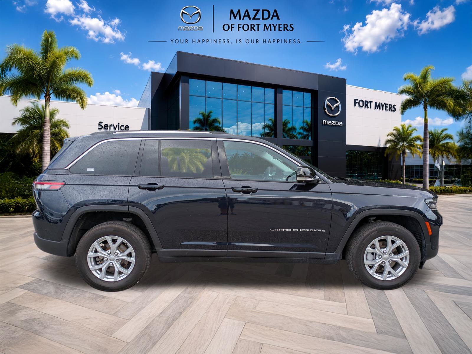 Used 2024 Jeep Grand Cherokee Limited w/ Luxury Tech Group II RWD image 4