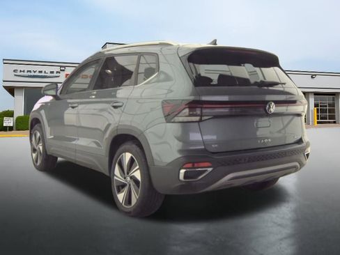 Used 2025 Volkswagen Taos SE AWD/4WD image 7