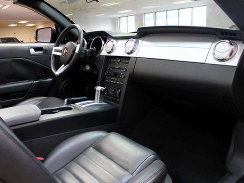 Used 2005 Ford Mustang GT image 7