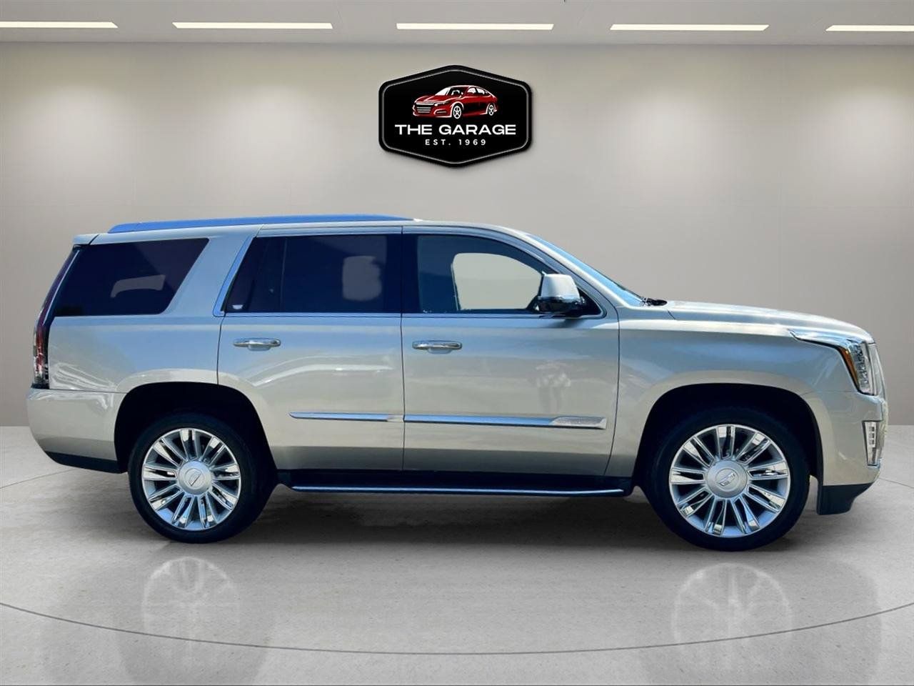 Used 2015 Cadillac Escalade Platinum AWD/4WD image 4