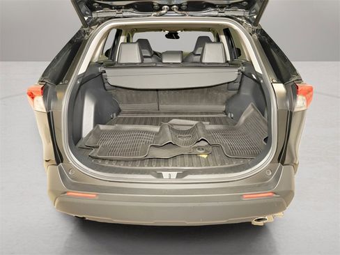 Used 2022 Toyota RAV4 XLE Premium image 5