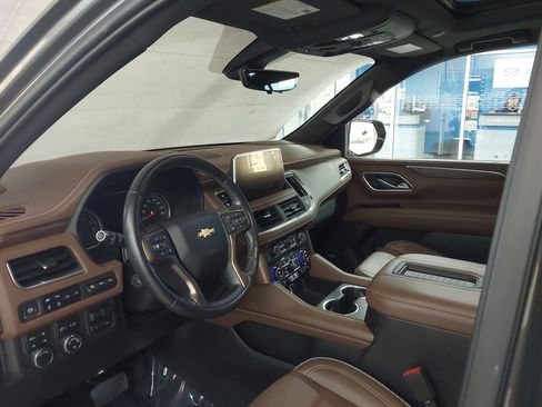 Used 2021 Chevrolet Tahoe High Country w/ Premium Package image 2
