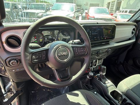 Used 2025 Jeep Wrangler Willys AWD/4WD image 25