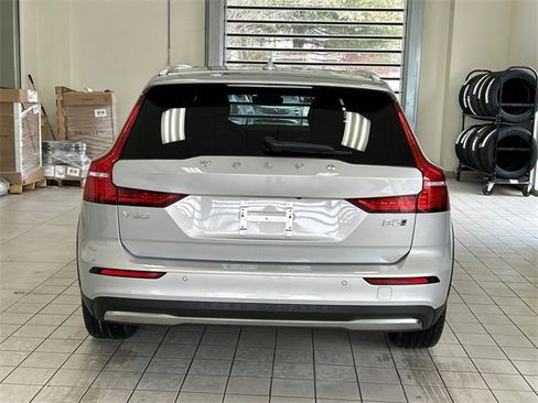 Used 2025 Volvo V60 B5 Cross Country Plus image 3