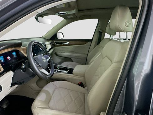 Used 2024 Volkswagen Atlas SE w/ Panoramic Sunroof Package FWD image 13