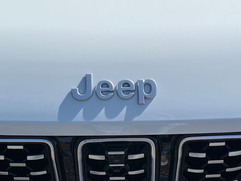 New 2025 Jeep Grand Cherokee Summit image 28