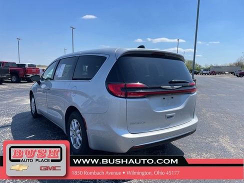 Used 2024 Chrysler Pacifica Touring-L FWD image 6