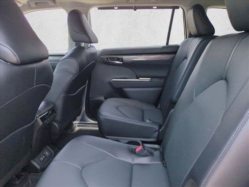 Certified 2025 Toyota Highlander Limited AWD/4WD image 18