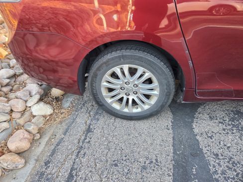 Used 2012 Toyota Sienna XLE image 11