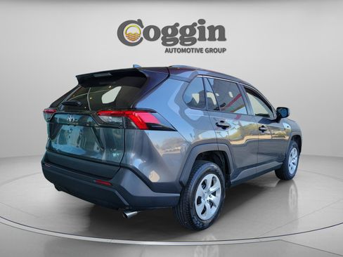 Used 2021 Toyota RAV4 LE image 5