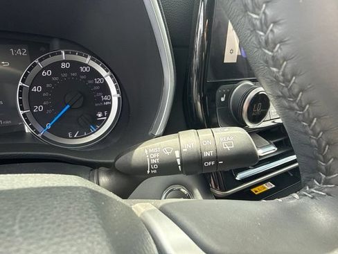 Used 2023 Toyota Highlander XLE AWD/4WD image 18