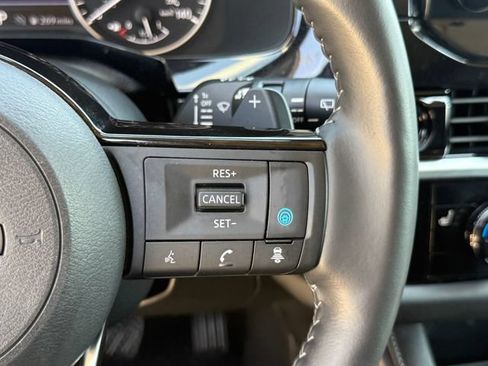 Used 2025 Nissan Pathfinder SL FWD image 18