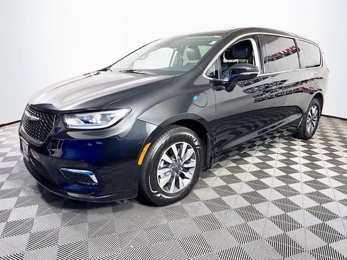 Used 2022 Chrysler Pacifica Touring-L image 3