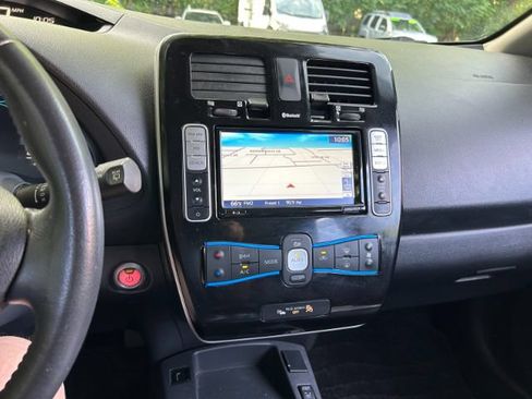 Used 2015 Nissan Leaf SL FWD image 13
