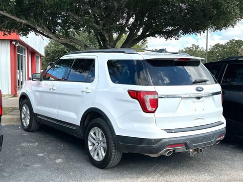 Used 2018 Ford Explorer XLT AWD/4WD image 4