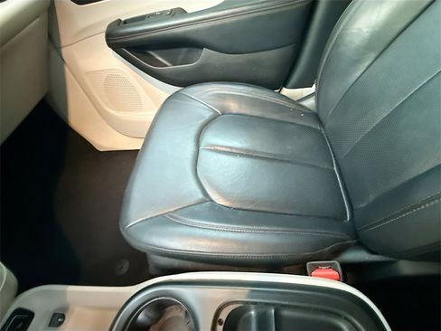 Used 2020 Chrysler Pacifica Touring-L image 17