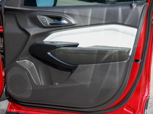 Used 2025 Chevrolet Trax LT FWD image 13