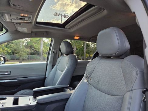 Used 2021 Toyota Sienna Limited image 26