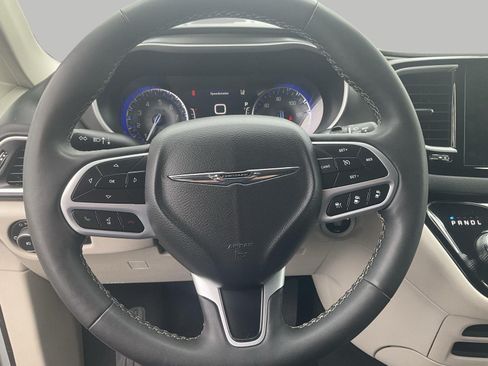 Used 2024 Chrysler Pacifica Touring-L FWD image 21