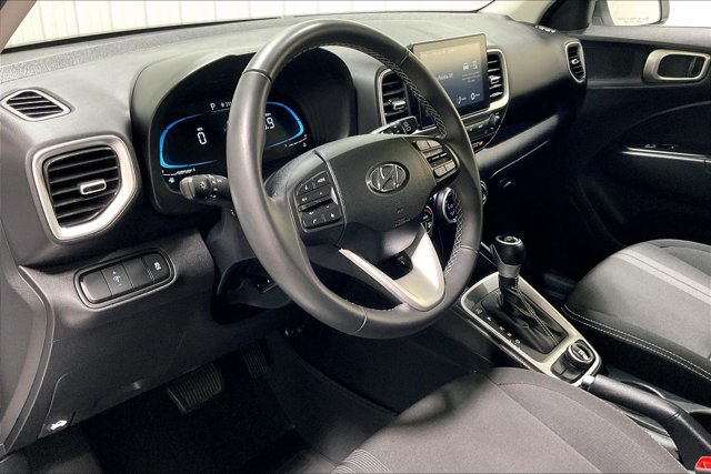 Used 2025 Hyundai Venue SEL FWD image 14