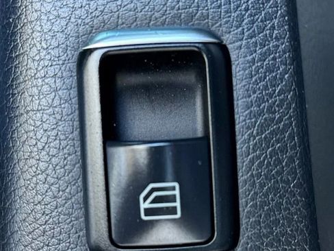 Used 2014 Mercedes-Benz E 350 4MATIC Sedan image 33