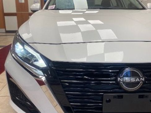 Used 2024 Nissan Altima 2.5 SV w/ SV Premium Package image 10