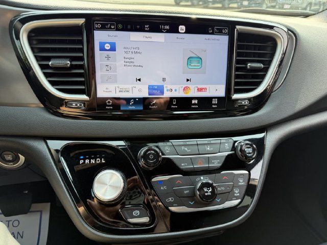 Used 2026 Chrysler Pacifica Select FWD image 25