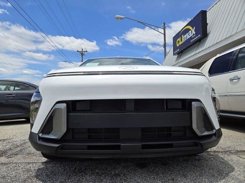 Used 2025 Hyundai Kona SE FWD image 3