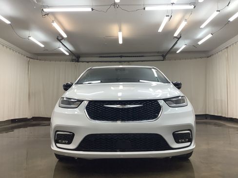 Used 2025 Chrysler Pacifica Select FWD image 10