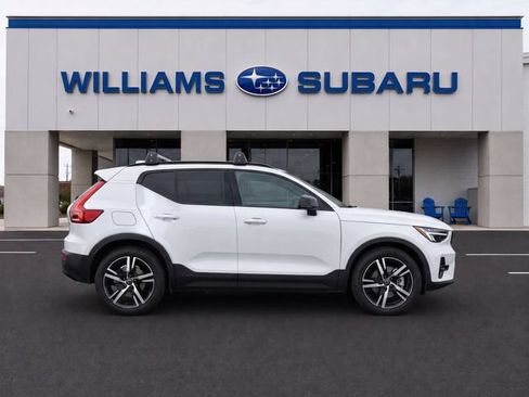 Used 2024 Volvo XC40 B5 Core w/ Protection Package Premier AWD/4WD image 9