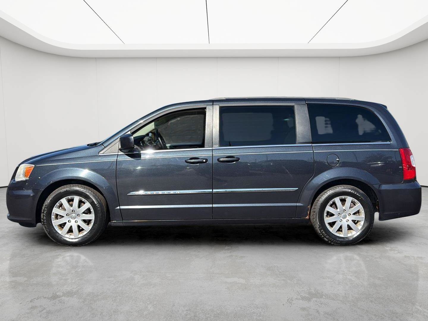 Used 2013 Chrysler Town & Country Touring FWD image 8