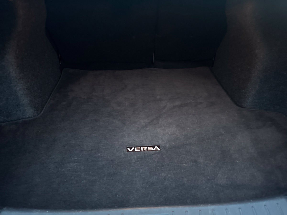 Used 2025 Nissan Versa SR FWD image 33