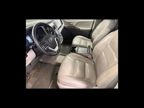 Used 2015 Toyota Sienna XLE FWD image 11