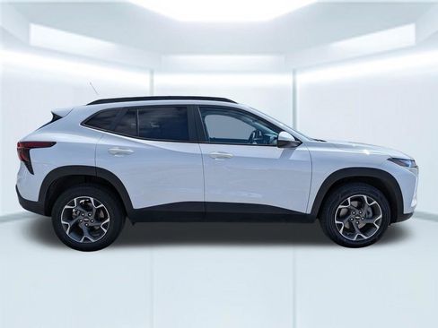 Used 2024 Chevrolet Trax LT w/ Driver Confidence Package image 7