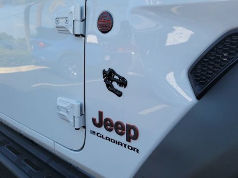 Used 2025 Jeep Gladiator Mojave w/ Convenience Group AWD/4WD image 8