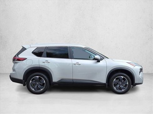 Used 2025 Nissan Rogue SV w/ SV Premium Package FWD image 4